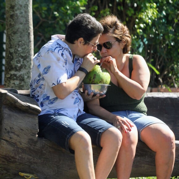 Claudia Rodrigues e a namorada, Adriane Bonato, namoraram na beira da Lagoa Rodrigo de Freitas, no Rio