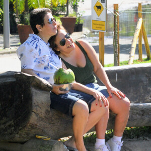 Claudia Rodrigues e a namorada, Adriane Bonato, dividiram uma água de coco