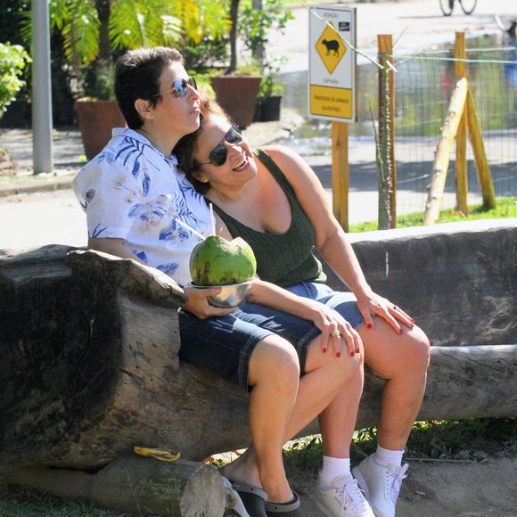 Claudia Rodrigues e a namorada, Adriane Bonato, dividiram uma água de coco
