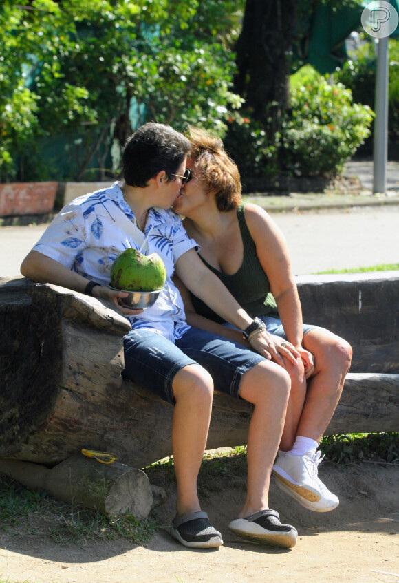 Claudia Rodrigues e a namorada, Adriane Bonato, trocaram beijos