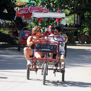 Claudia Rodrigues e a namorada, Adriane Bonato, se divertiram em um passeio de bicicleta