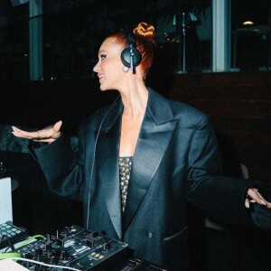 Marina Ruy Barbosa deu uma palhinha como DJ na festa da amiga Luma Costa