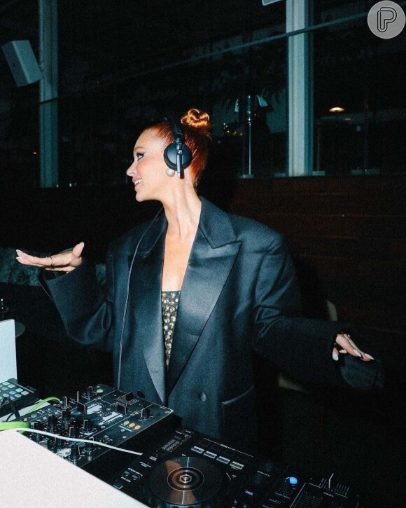 Marina Ruy Barbosa deu uma palhinha como DJ na festa da amiga Luma Costa