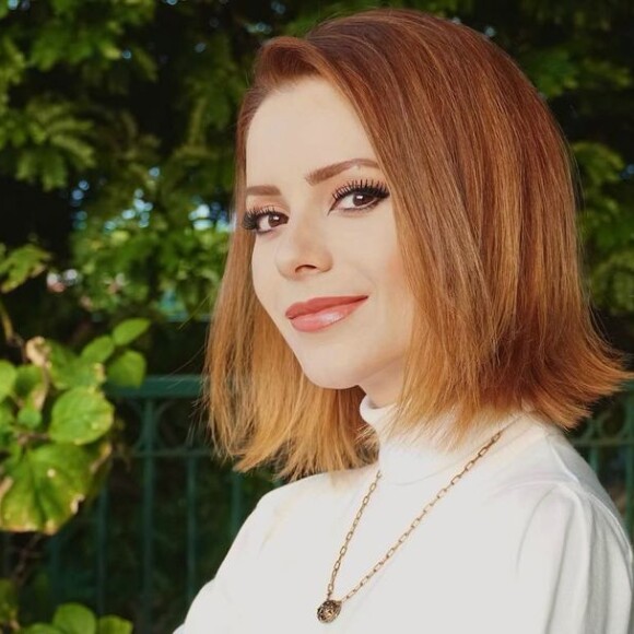 Sandy recentemente pintou os cabelos de ruivo