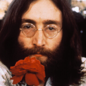 John Lennon quase foi lavado para Nova Zelândia pelo seu pai, mas acabou ficando com a mãe adotiva