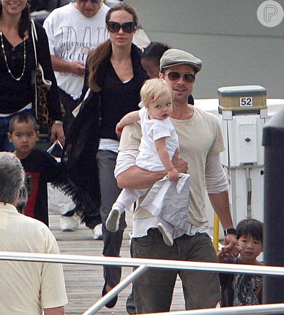 Shiloh usou um look total white para um passeio com o papai em 2007