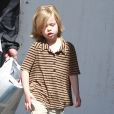Shiloh, aos 4 anos, exibe seu estilo em passeios com a família
