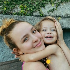 Larissa Manoela posa com filha de Eike Duarte