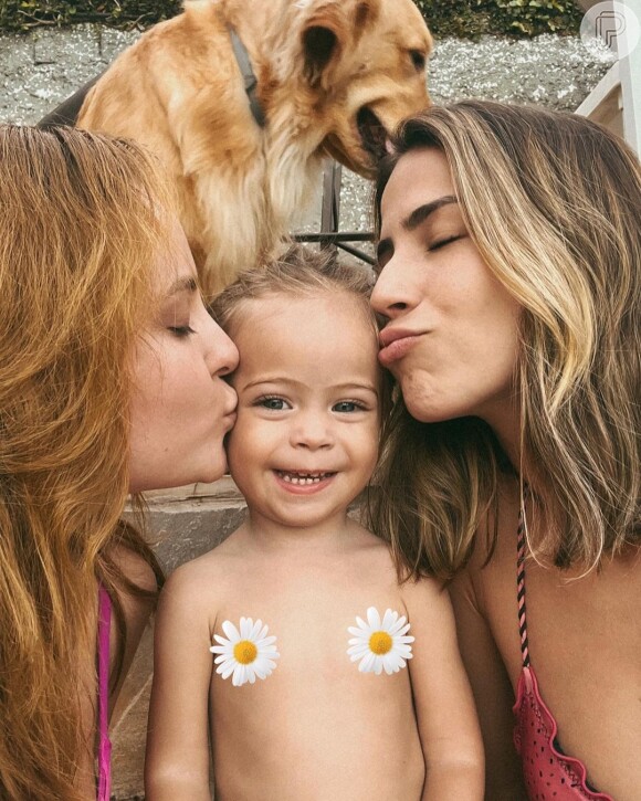 Larissa Manoela posa com mulher e filha de Eike Duarte