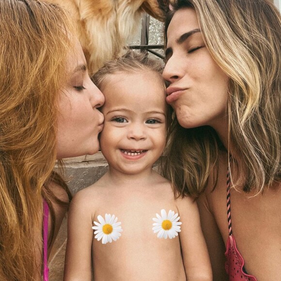 Larissa Manoela posa com mulher e filha de Eike Duarte