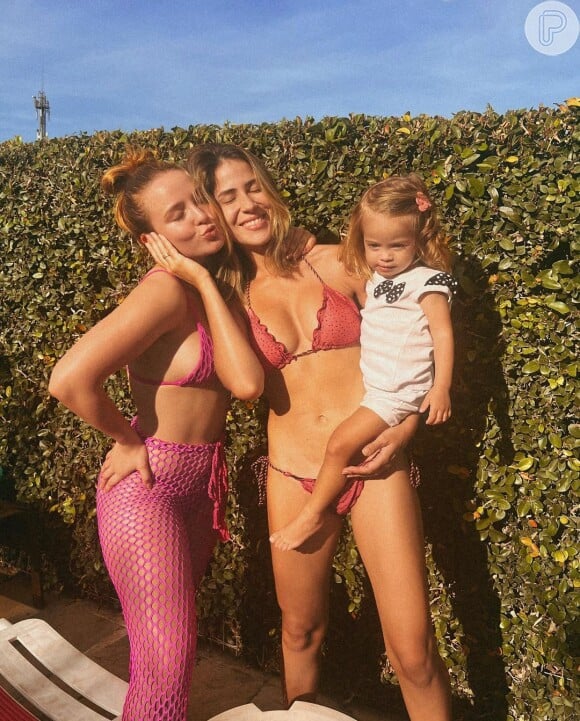 Larissa Manoela curte domingo com mulher e filha do ator Eike Duarte