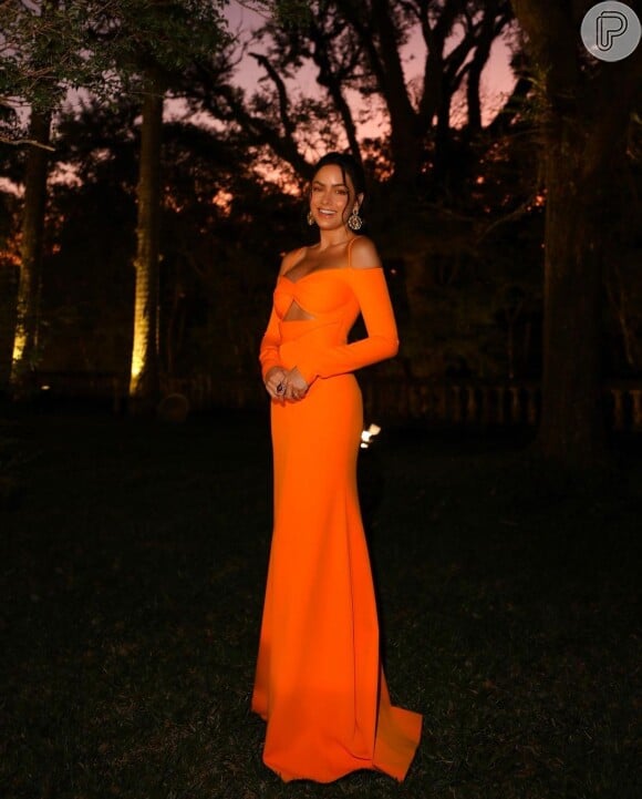 Vestido laranja para convidada de casamento: modelo usado por Lu Tranchesi tinha recorte no busto