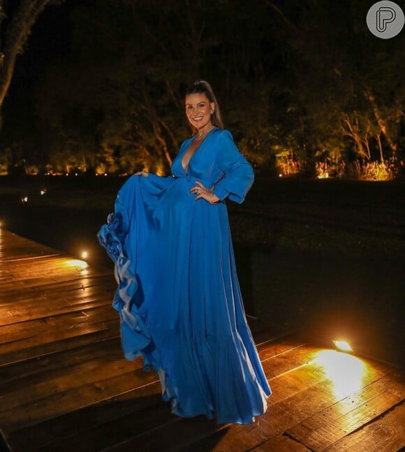 Vestido azul para convidada de casamento: Bru Cardoso escolheu vestido em azul para união no interior de SP