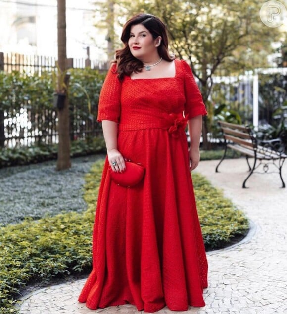 Vestido de festa vermelho para convidada de casamento: Ju Ferraz escolheu a cor marcante