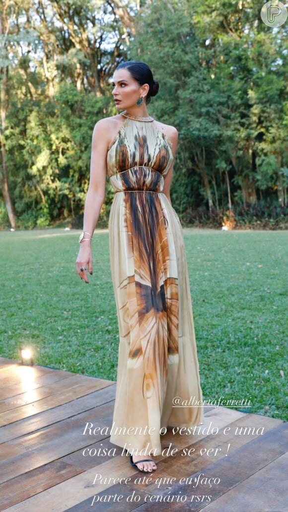 Vestido longo com estampa usado por Fernanda Motta é Alberta Ferretti