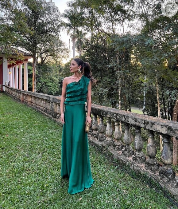 Verde com babados é opção sofisticada para convidada de casamento no interior: a modelo Gabriella Ghader usou essa trend