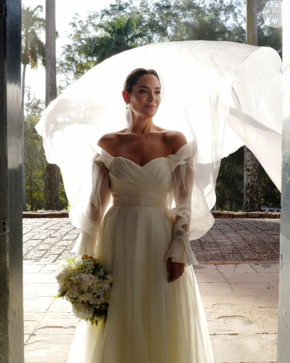 Vestido de noiva romântico: a RP Bel Pimenta apostou em peça com mangas exuberantes