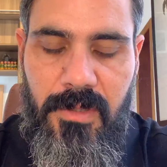 Juliano Cazarré apareceu visivelmente emocionado nas redes sociais e convocou o público para meditações com as palavras de São José