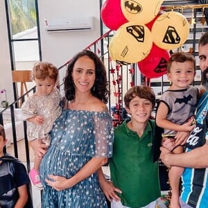 Juliano Cazarré e Letícia ainda têm mais quatro filhos: Vicente, 11 anos, Inácio, 9, Gaspar, de 2, e Maria Madalena, 1