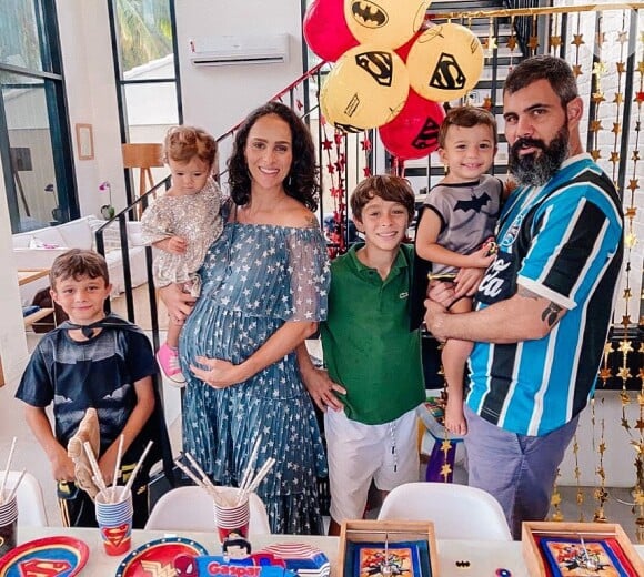 Juliano Cazarré e Letícia ainda têm mais quatro filhos: Vicente, 11 anos, Inácio, 9, Gaspar, de 2, e Maria Madalena, 1