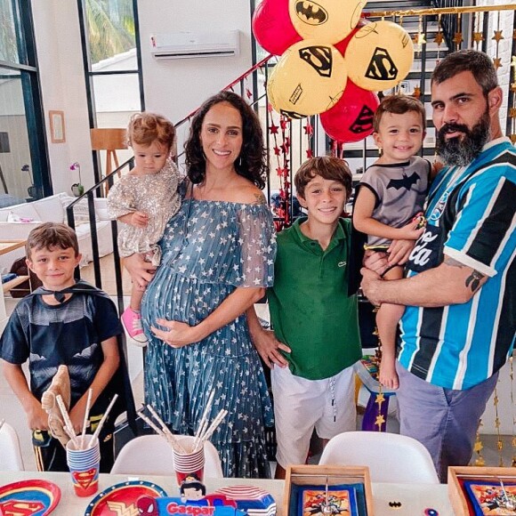 Juliano Cazarré e Letícia ainda têm mais quatro filhos: Vicente, 11 anos, Inácio, 9, Gaspar, de 2, e Maria Madalena, 1