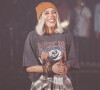 A cantora gospel Julliany Souza compõe looks com camisetas estampadas