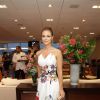 Paolla Oliveira usa vestido estampado em lançamento da série "Felizes para Sempre" em São Paulo