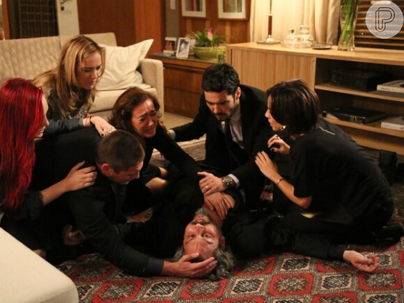 Todos ficaram desesperados ao ver José Alfredo (Alexandre Nero) caído no chão