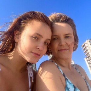 Mãe de Larissa Manoela comentou sobre a emoção de gravar com a filha