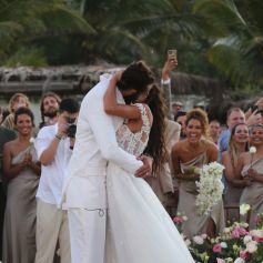 Vestido de noiva romântico foi aposta de Lais Ribeiro para casamento na praia com Joakim Noah