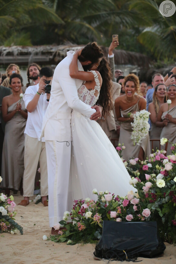 Vestido de noiva romântico foi aposta de Lais Ribeiro para casamento na praia com Joakim Noah