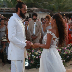 Vestido de noiva com inspiração romântica e decote ombro a ombro foi a escolha de Lais Ribeiro para o casamento
