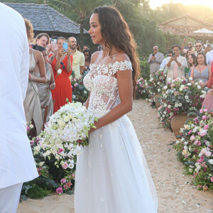 Para casamento na praia, Lais Ribeiro escolheu modelo leve e romântico de vestido de noiva