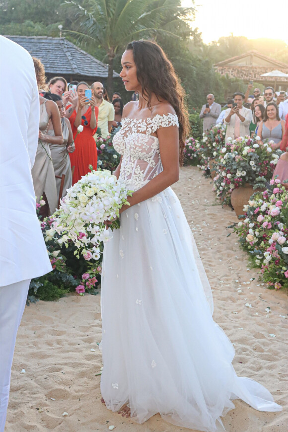 Para casamento na praia, Lais Ribeiro escolheu modelo leve e romântico de vestido de noiva