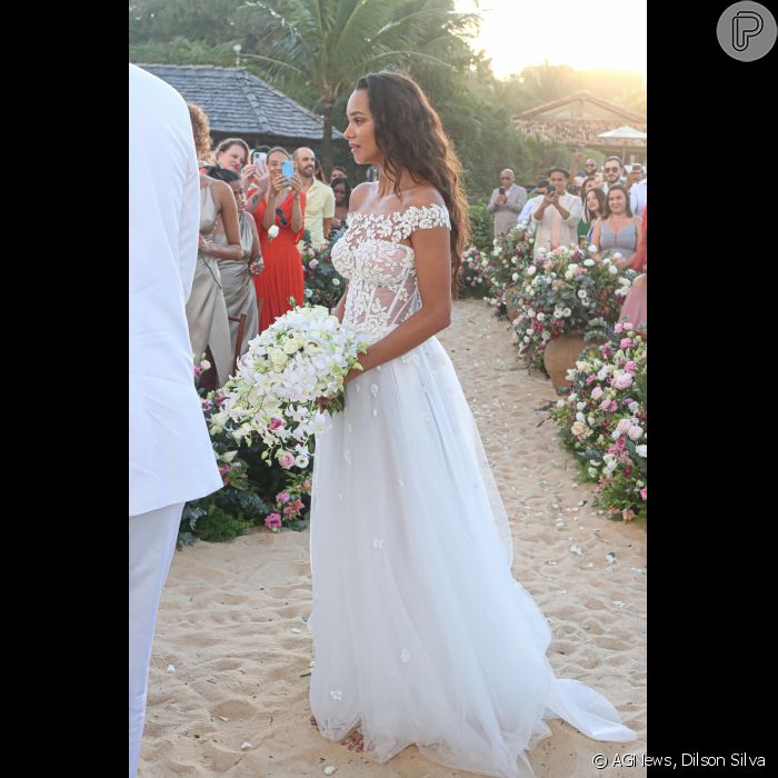 Para casamento na praia, Lais Ribeiro escolheu modelo leve e romântico de  vestido de noiva - Purepeople