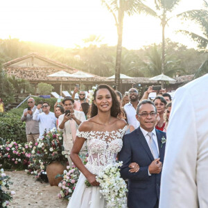 Casamento na praia: Lais Ribeiro entrou na cerimônia descalça