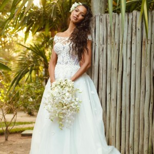Vestido de noiva para casamento na praia: Lais Ribeiro apostou em peça romântica com quê sexy