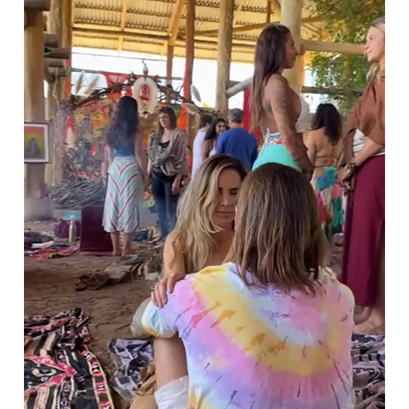 Wanessa Camargo e Dado Dolabella juntos! Casal se olha fixamente durante meditação em festival