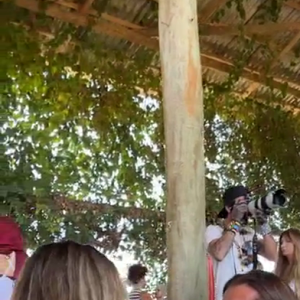 Wanessa Camargo acaricia braço de Dado Dolabella durante atividade em festival