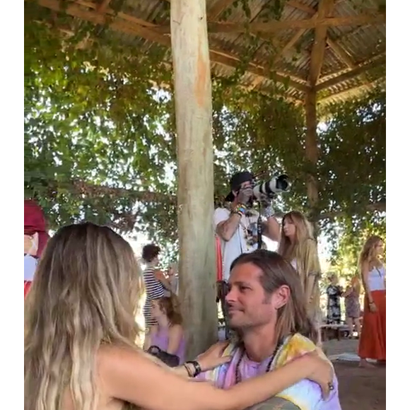 Wanessa Camargo acaricia braço de Dado Dolabella durante atividade em festival