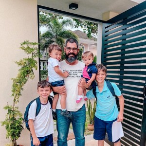 Juliano Cazarré, atualmente, cuida dos outros quatro filhos do casal