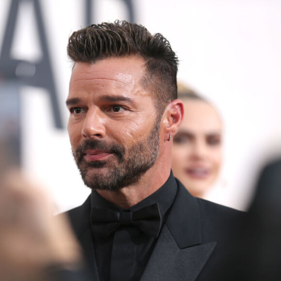 Sobrinho de 21 anos de Ricky Martin acusa o cantor de assédio e violência doméstica