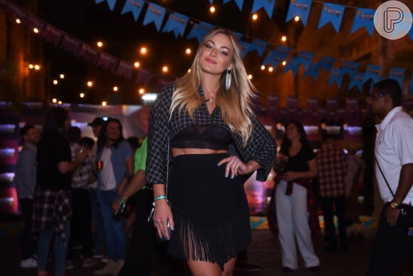 Bárbara, do 'BBB 22', apostou no pretinho básico em um look com xadrez e franjas