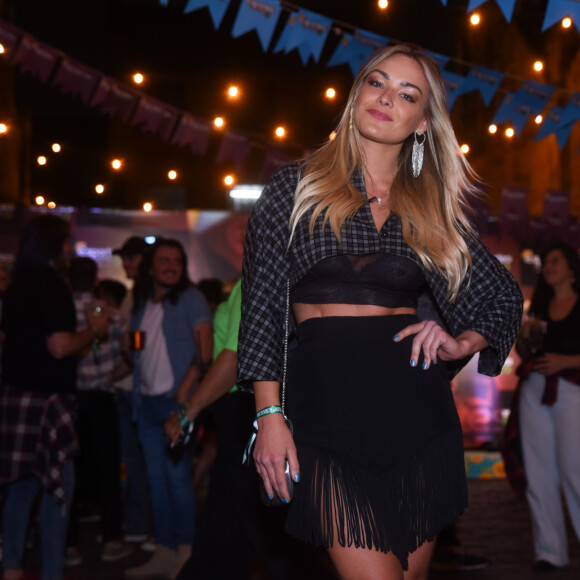 Bárbara, do 'BBB 22', apostou no pretinho básico em um look com xadrez e franjas