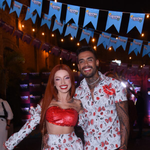 Campeões do 'Power Couple', Brenda e Matheus combinaram estampas