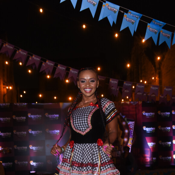 Natalia, do 'BBB 22', não dispensou as tranças para completar o look junino