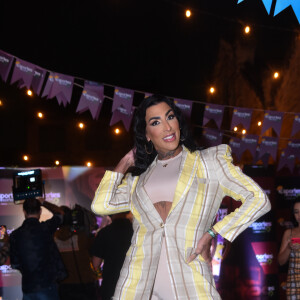 Pepita ousou com terninho xadrez em festa junina