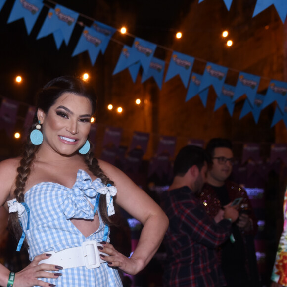 Rayssa Barbosa, ex-'A Fazenda', se destacou com macacão xadrez