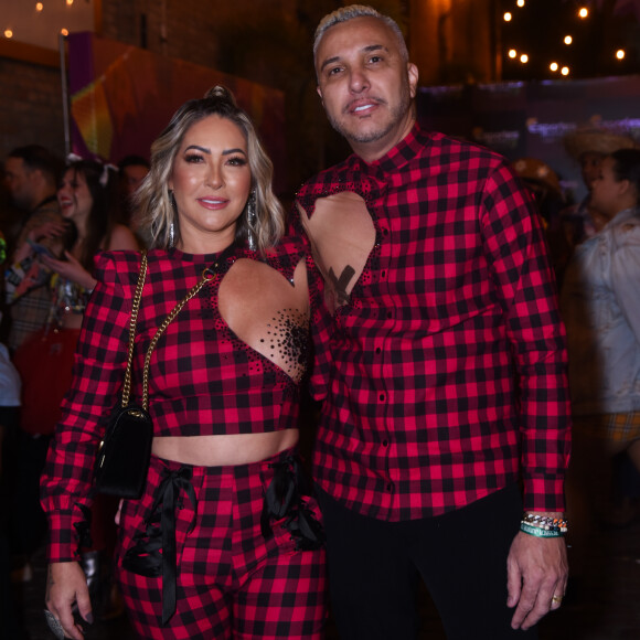 Ex-'Power Couple', Cláudia Baronesa e Rogério Silva se completavam no look junino - literalmente!