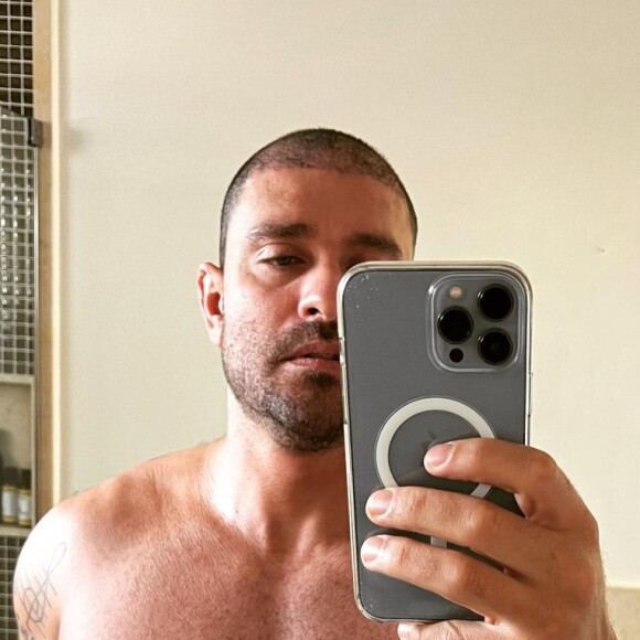 Diogo Nogueira surgiu sem camisa no Instagram